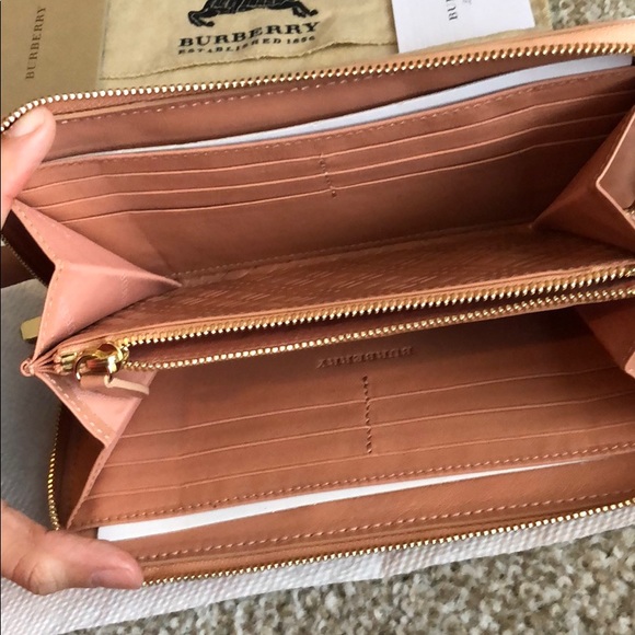 Burberry Calf Leather NWOT ZIP Around Wallet - Picture 7 of 8
